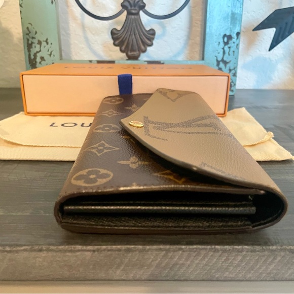 Louis Vuitton Reverse Monogram Sarah Wallet - Picture 7 of 14